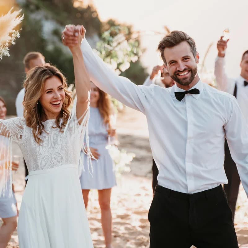 Novios celebrando su matrimonio
